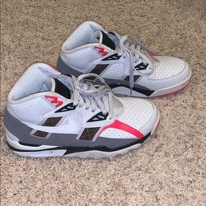 Nike sneakers 🚨fits women size 9🚨